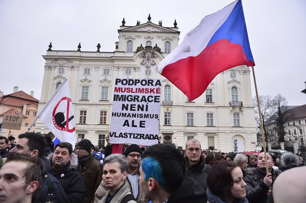 Páteční demonstrace proti islámu před Pražským hradem