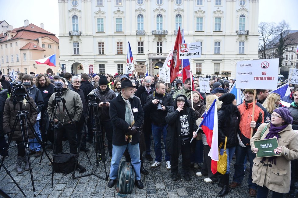 Lednová demonstrace Islám v ČR nechceme v Praze na Hradčanech