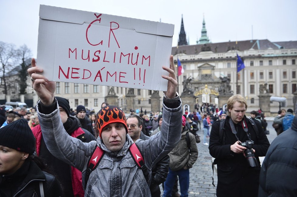 Páteční demonstrace proti islámu před Pražským hradem