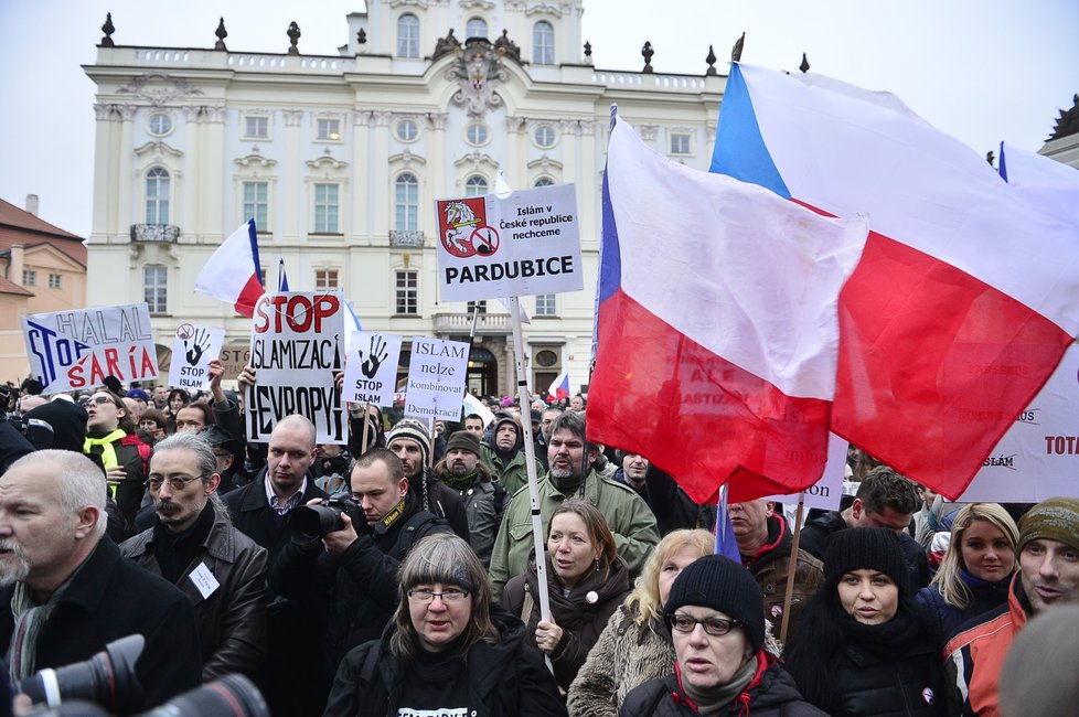 Lednová demonstrace Islám v ČR nechceme v Praze na Hradčanech