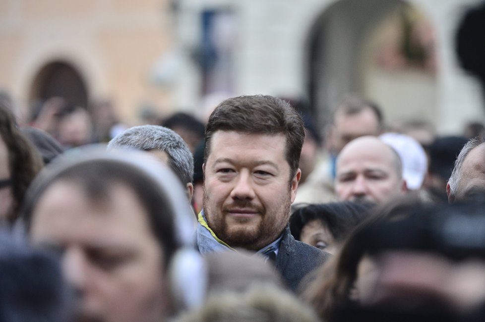 Páteční demonstrace proti islámu před Pražským hradem. Přišel i Tomio Okamura