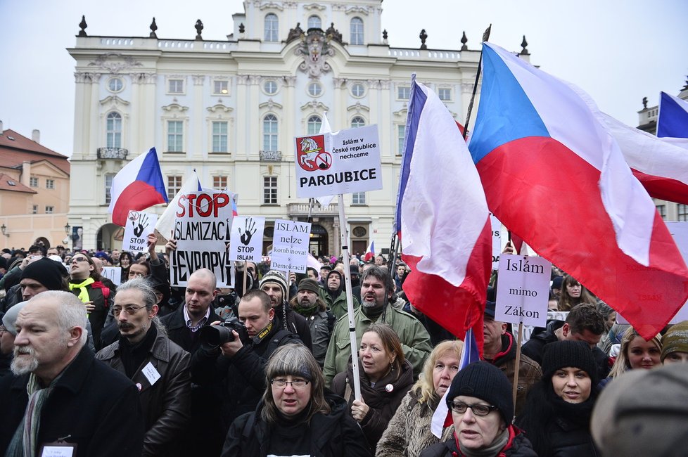 Lednová demonstrace Islám v ČR nechceme v Praze na Hradčanech