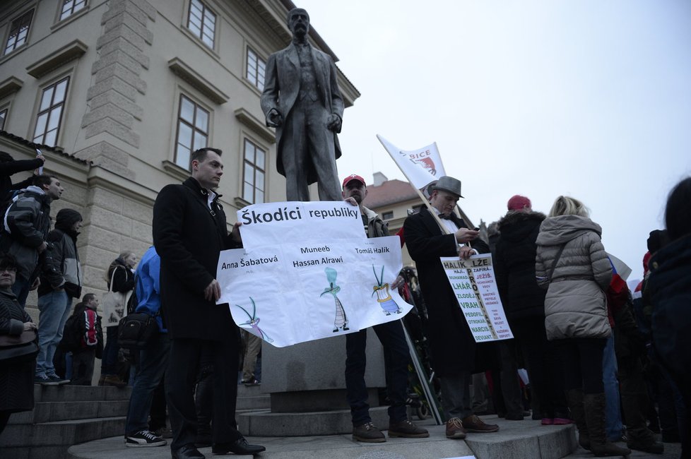 Páteční demonstrace proti islámu před Pražským hradem