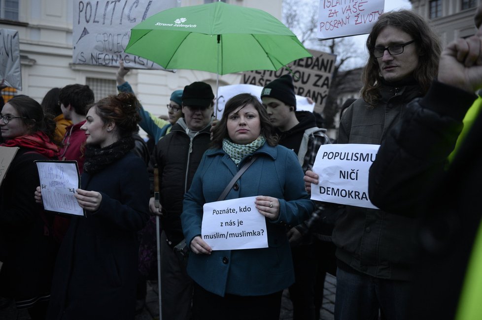 Před Pražským hradem se shromáždily stovky lidí a protestovaly proti islamizaci.