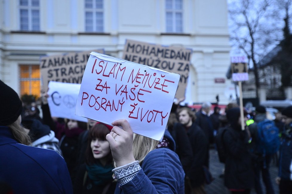 Před Pražským hradem se shromáždily stovky lidí a protestovaly proti islamizaci.