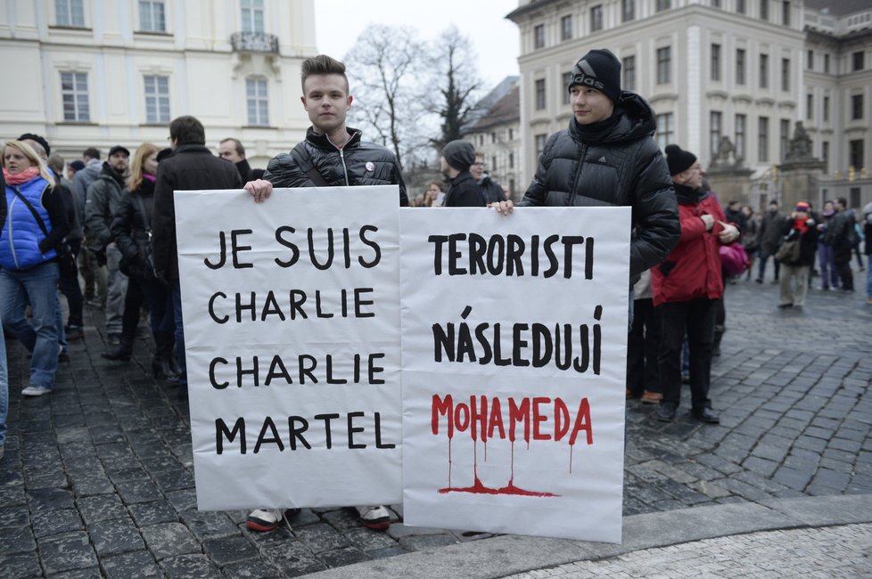 Před Pražským hradem se shromáždily stovky lidí a protestovaly proti islamizaci.