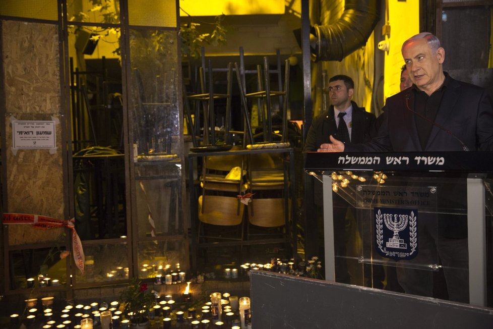 Izraelský premiér Benjamin Netanjahu na místě útoku.