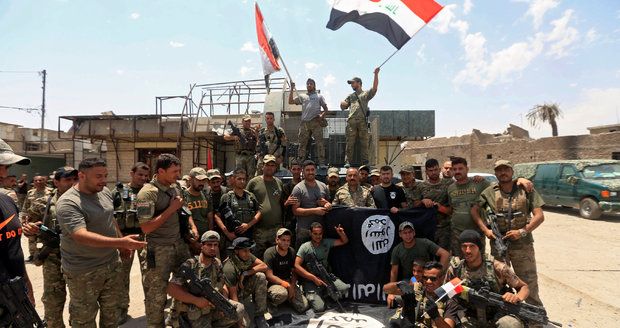 ISIS v Mosulu padl na kolena. Islamisté skočili do řeky, premiér slaví s vojáky