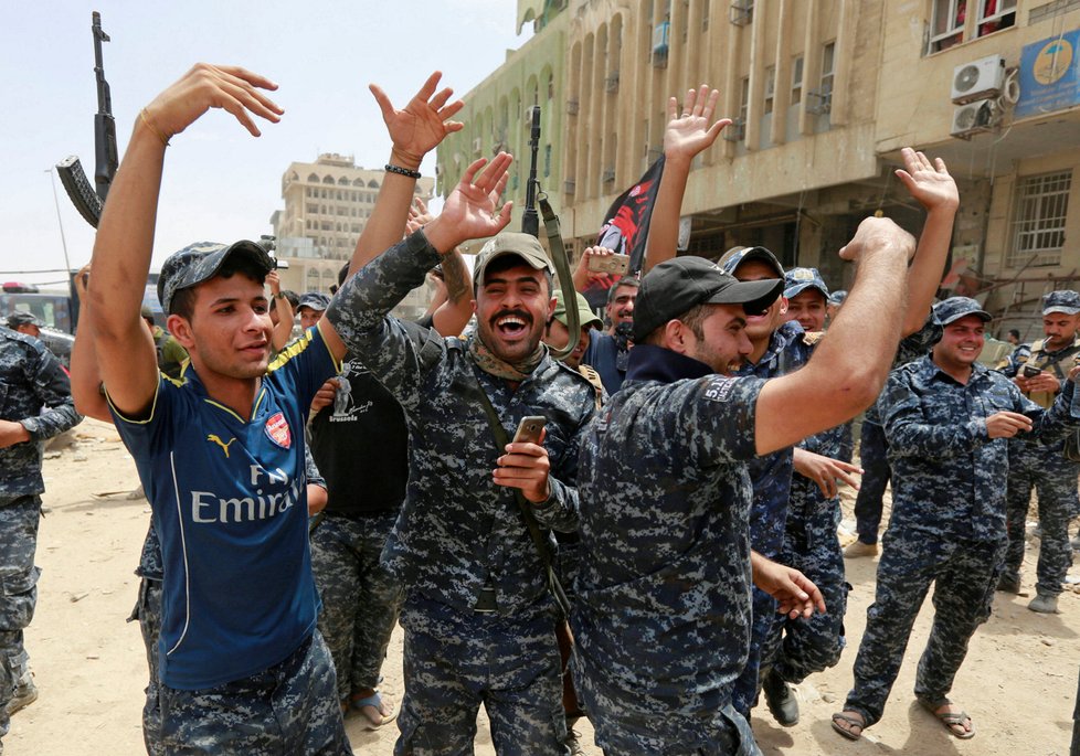 Do Mosulu přijel slavit irácký premiér, islamisté už jsou skoro poraženi.