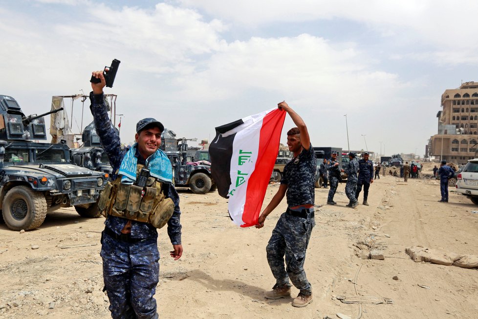 Do Mosulu přijel slavit irácký premiér, islamisté už jsou skoro poraženi.