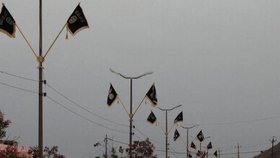 Islamisté vyvěšují černou vlajku na každé viditelné místo.