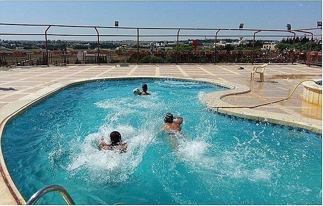 Takhle džihádisté bojují v hotelovém bazénu