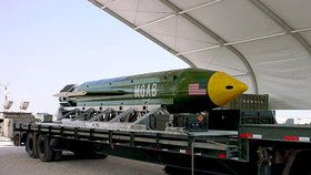 Přes devět metrů dlouhá bomba je se zhruba jedenácti tunami výbušniny nejničivější nejadernou zbraní v arzenálu Spojených států.