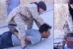 Malý islamista brutálně podříznul syrského zajatce a pak se chlubil jeho hlavou.