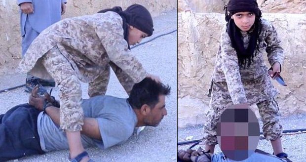 Desetiletý popravčí ve službách ISIS: „Mládě kalifátu“ poprvé uřízlo zajatci hlavu!