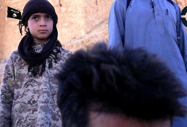 V propagandě ISIS hrály nemalou roli i děti. Džihádisté cvičili chlapce na malé bojovníky.