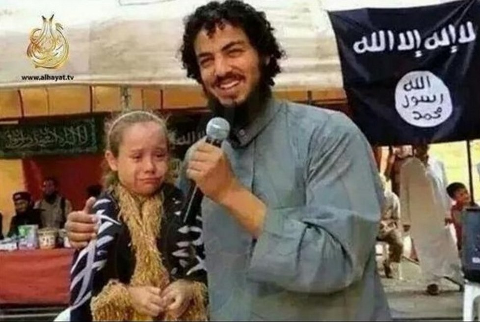 Malé holčičky islamisté prodávají na trhu s otroky.