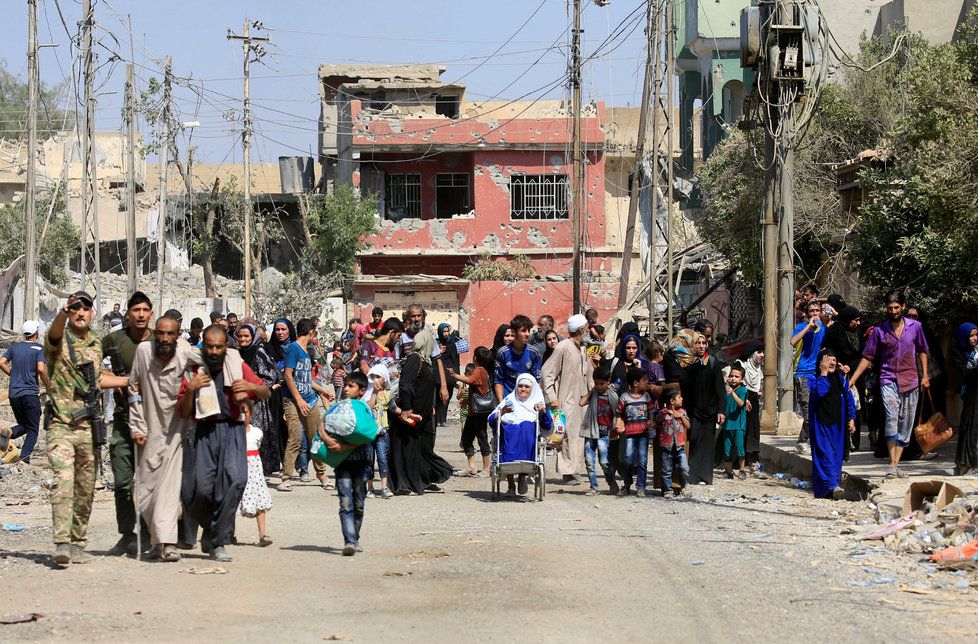 Lidé prchají z čtvrtí Mosulu, které jsou ještě stále pod kontrolou Islámského státu