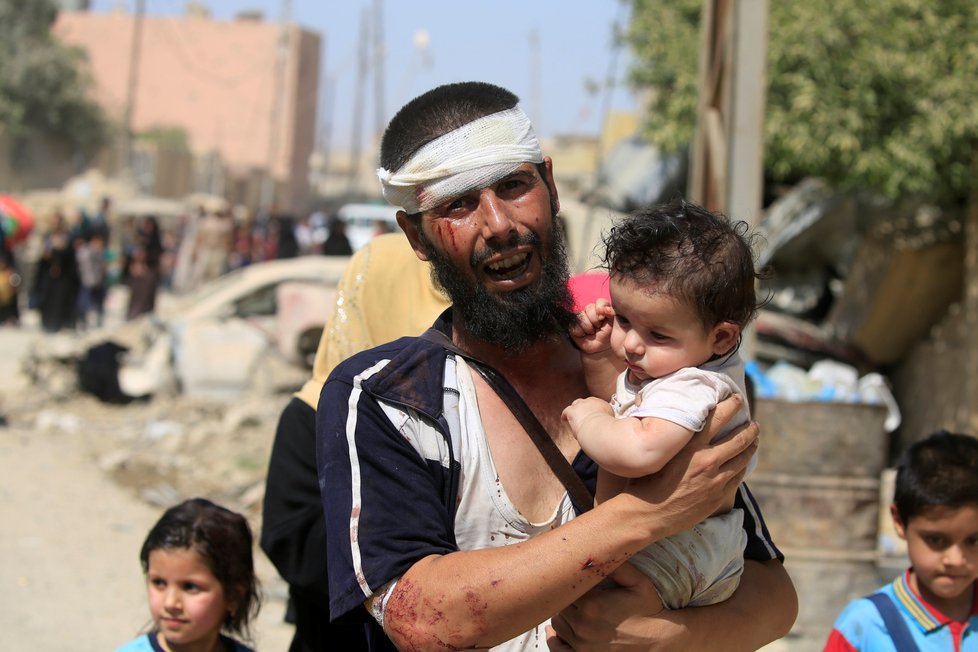 Lidé prchají z čtvrtí Mosulu, které jsou ještě stále pod kontrolou Islámského státu.