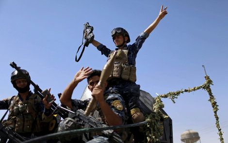 Triumf iráckých policistů v Mosulu.