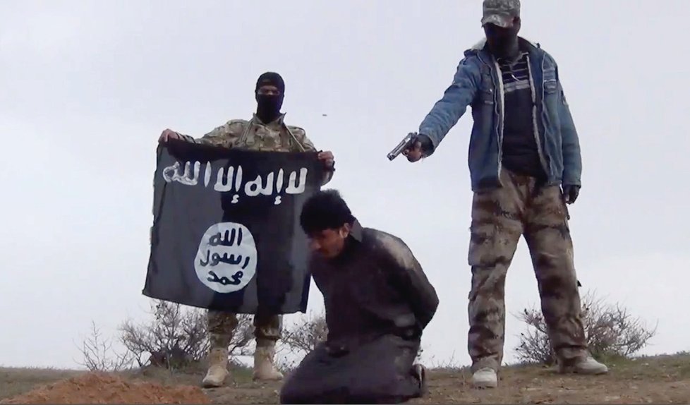 ISIS zveřejňuje videa, kde popravují svoje rukojmí.