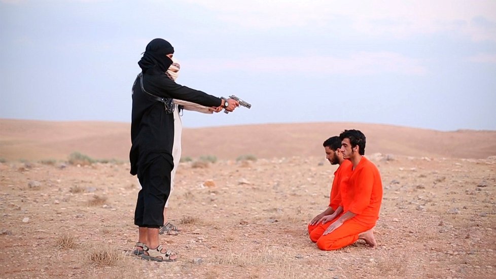 ISIS zveřejňuje videa, kde popravují svoje rukojmí.