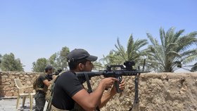 Iráčtí vojáci při boji s Islámským státem