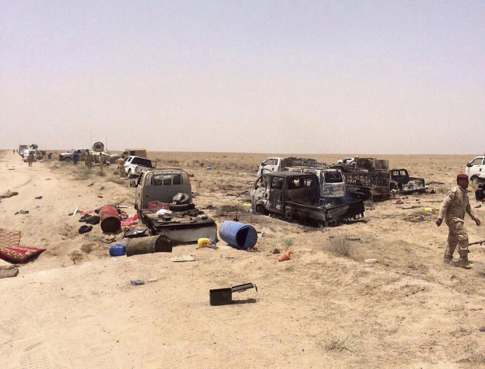 Iráčtí vojáci a zničený konvoj Islámského státu nedaleko irácké Fallúdže