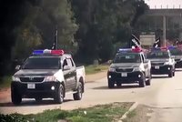Na policejní auta dali vrazi černé vlajky: Spanilé jízdě džihádistů mávaly i děti!