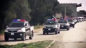 Džihádisté v Libyi oslavovali jízdou v terénních policejních autech s černými vlajkami Islámského státu