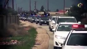 Džihádisté v Libyi oslavovali jízdou v terénních policejních autech s černými vlajkami Islámského státu