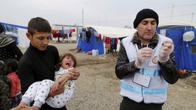 V uprchlických táborech u Mosulu přežívá přes 100 tisíc utečenců.