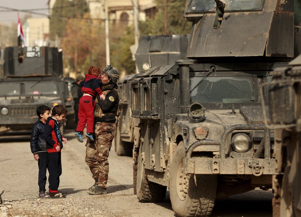 Děti vítají irácké vojáky na předměstí Mosulu