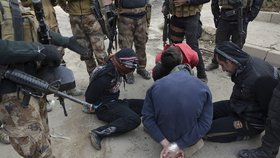 Muži podezřelí z podpory islamistů zadržení iráckými jednotkami v Mosulu