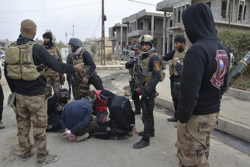 Muži podezřelí z podpory islamistů zadržení iráckými jednotkami v Mosulu