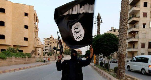 Interpol varuje: V Evropě je 50 teroristů ISIS, připluli na rybářských člunech