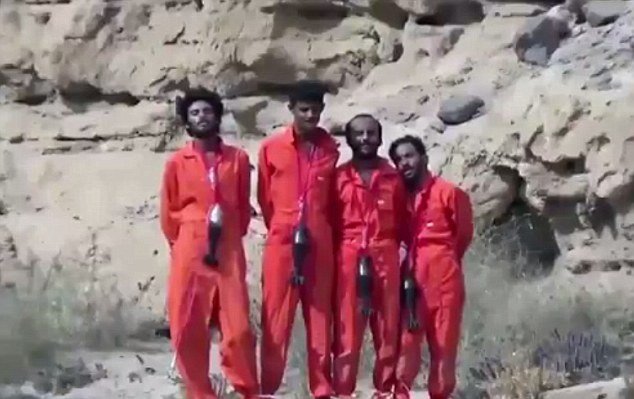 Islámský stát zajatce popravuje obzvlášť brutálním způsobem. Na snímku čtyři muži s „náhrdelníky smrti“.
