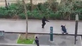 Islamisté vystříleli redakci Charlie Hebdo, neušetřili ani ležícího policistu.