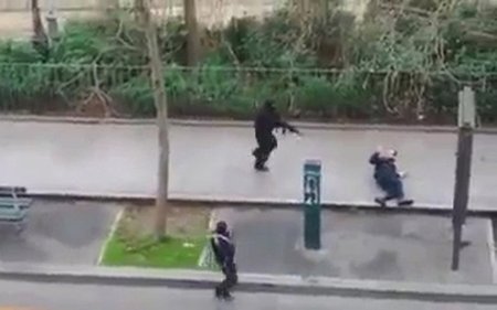 Islamisté vystříleli redakci Charlie Hebdo, neušetřili ani ležícího policistu.