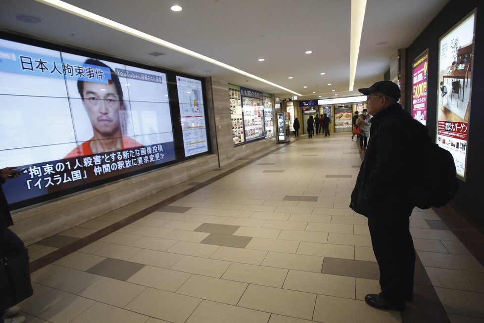 Video s japonským rukojmím oblétlo Japonsko i svět