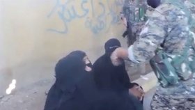 Ponížení řezníci Islámského státu: Před Kurdy utíkali v ženských šatech.