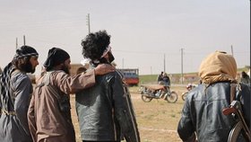 Bojovník IS objímá odsouzence.