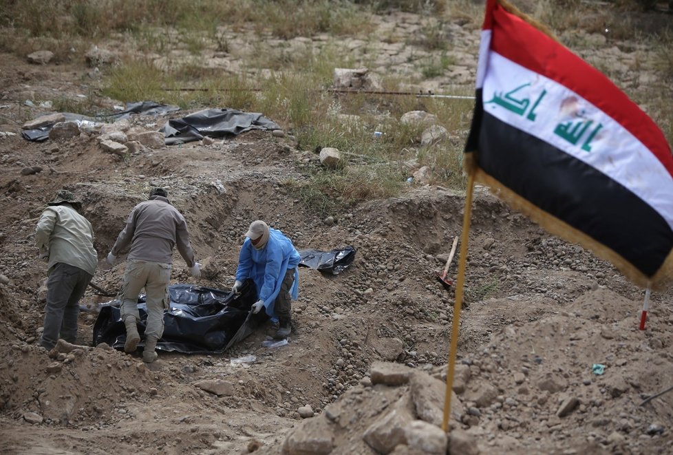 Islámský stát v iráckém Tikrítu brutálně povraždil až 1700 neozbrojených šíitských vojenských kadetů.