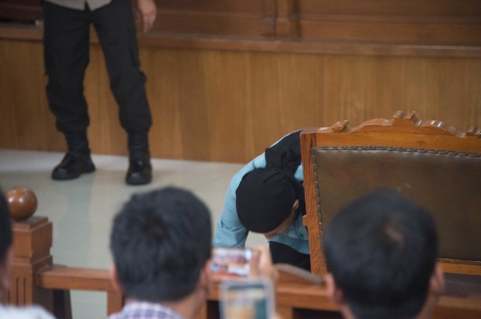 Indonéský soud v pátek udělil trest smrti radikálnímu duchovnímu Amanu Abdurrahmanovi za organizaci teroristických útoků včetně předloňského krveprolití v Jakartě.