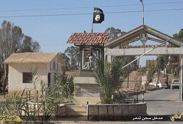 IS po zabrání Palmýry vyvěsil svou vlajku.