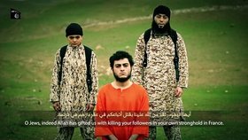 Na videu zveřejněném ve středu stojí vzadu za spoutaným Musalámem Essid a jeho nevlastní syn.