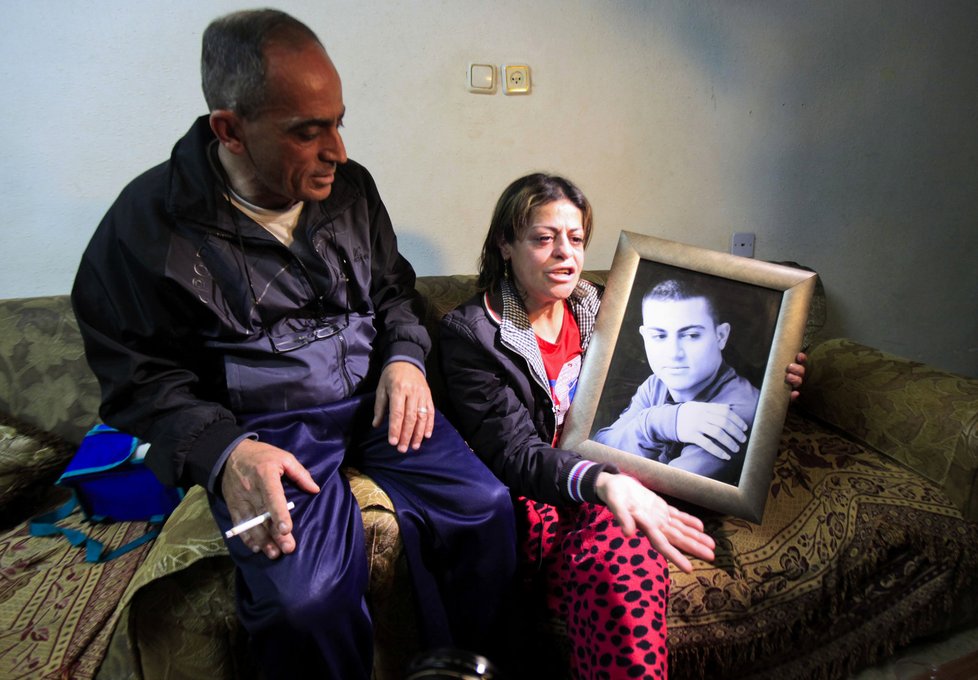 Rodiče poslední popravené oběti s portrétem syna.
