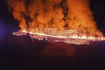 Na Islandu začala další sopečná erupce, proud lávy dosáhl města Grindavík (14. 1. 2023)