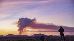 Na Islandu začala další sopečná erupce, proud lávy dosáhl města Grindavík (14. 1. 2023)