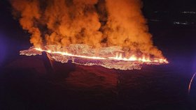 Nové sopečné erupce na Islandu: Proud lávy zasáhl Grindavík, situace je zlověstná, varuje starosta